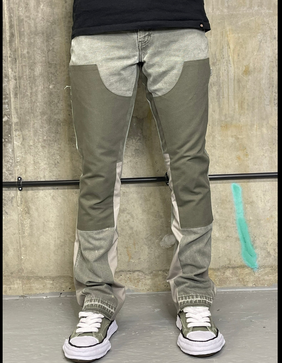 Double Knee Flare Jeans in Khaki/Light Grey